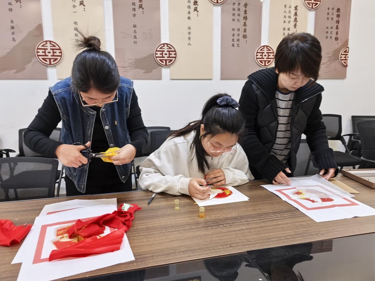 指尖非遗颂华诞·红色匠心映初心  津承艺术设计系教师第一党支部开展“党建+非遗”主题党日活动