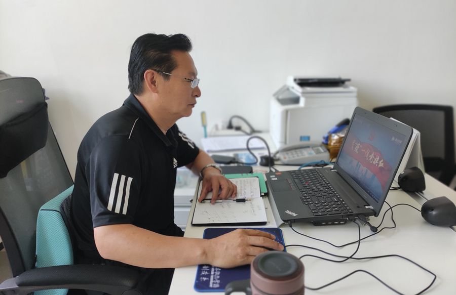 智能制造系党员认真观看并学习《战“疫”一线党旗红》纪录片