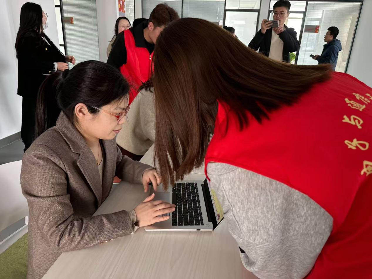 计算机技术党支部在一站式社区 开展电脑义诊活动助力同学解决电脑难题